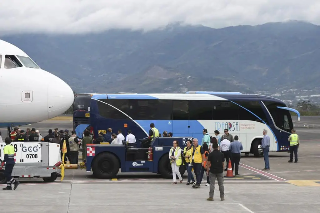 Migrantes deportados en Costa Rica reciben permiso de trabajo y libertad