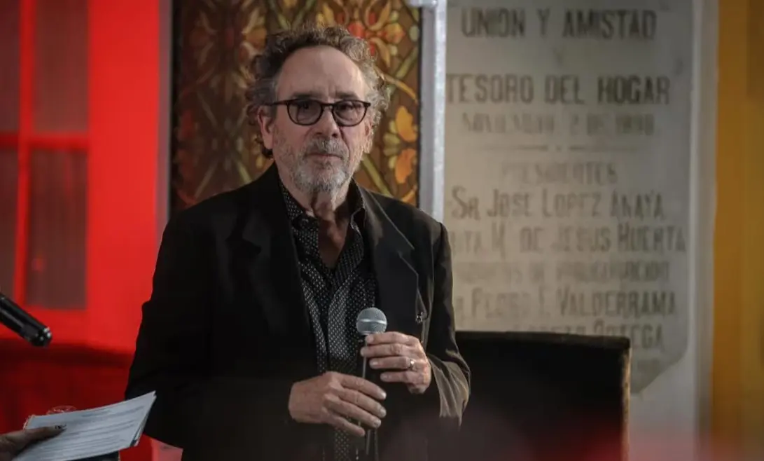Tim Burton conecta con México desde el Panteón de Dolores