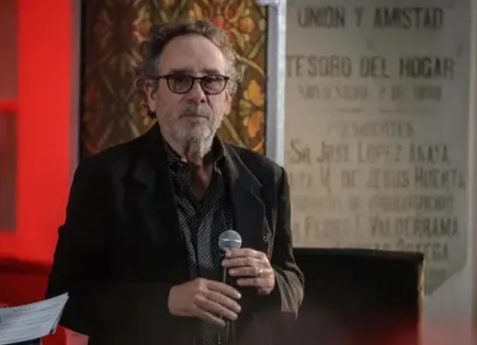 Tim Burton conecta con México desde el Panteón de Dolores