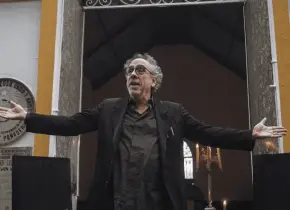 Tim Burton transforma el Panteón Civil de Dolores en un escenario digno de su universo