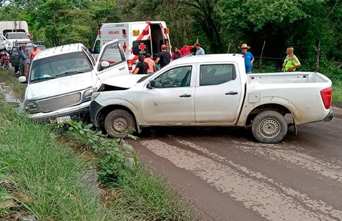 Chocan camionetas, una es de Segalmex