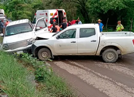 Chocan camionetas, una es de Segalmex