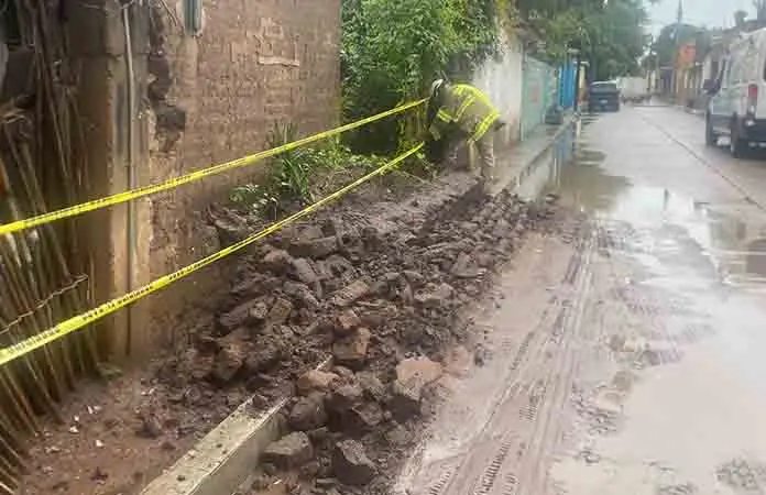 Colapsa barda tras aguaceros en El Refugio