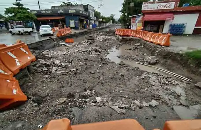 Dejan obra a medias en la avenida Santa Rosa