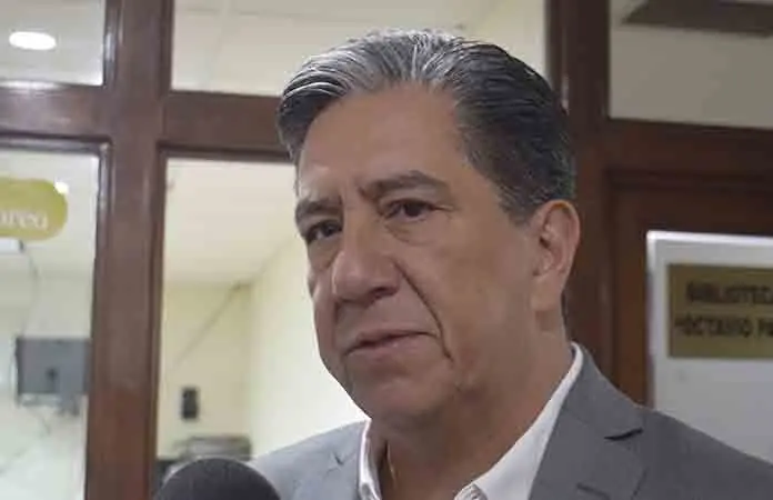 Gobernador coquetea con MC para coalición