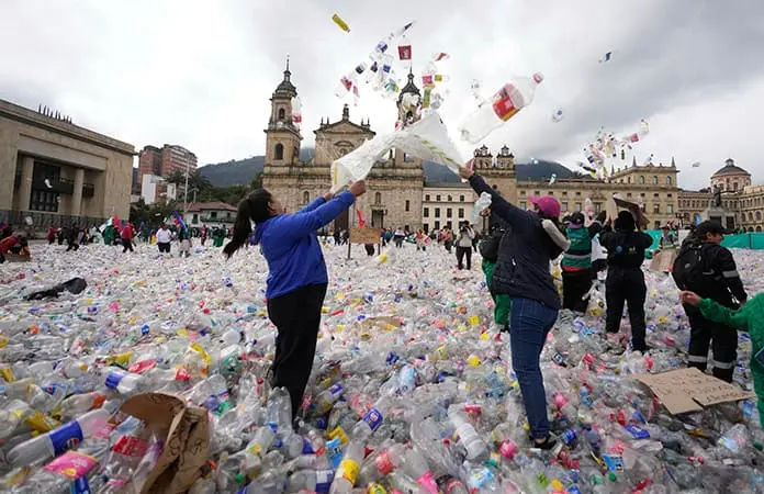Inundan recicladores plaza de Colombia con protesta