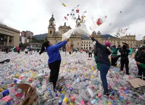 Inundan recicladores plaza de Colombia con protesta