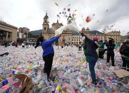 Inundan recicladores plaza de Colombia con protesta