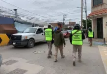 Ri&ntilde;a entre pandillas desata operativo cerca de tianguis en Prados