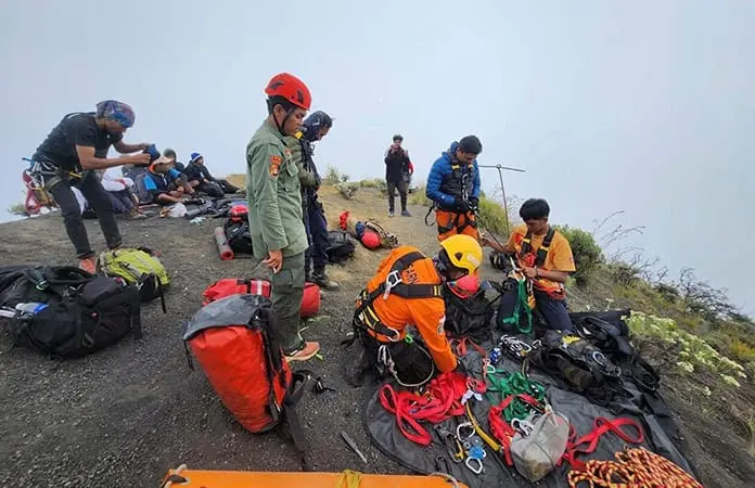 Muere turista brasileña tras caer de un volcán