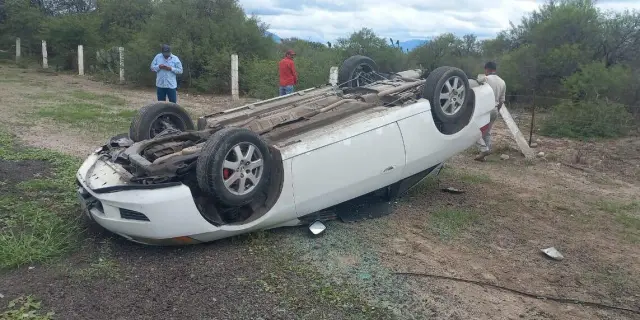 Vuelca conductor en Supercarretera de cuota a Rioverde