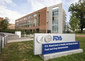 La FDA amplía advertencia por raro riesgo cardiaco en vacunas COVID