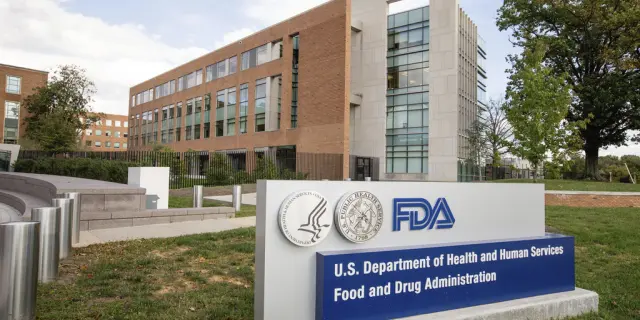 La FDA amplía advertencia por raro riesgo cardiaco en vacunas COVID