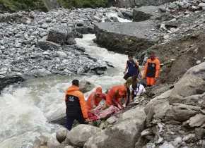 Inundaciones en India dejan desaparecidos y víctimas en Himachal Pradesh
