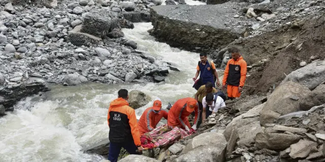 Inundaciones en India dejan desaparecidos y víctimas en Himachal Pradesh
