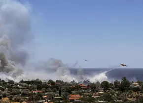 Incendio forestal obliga evacuaciones en Grecia