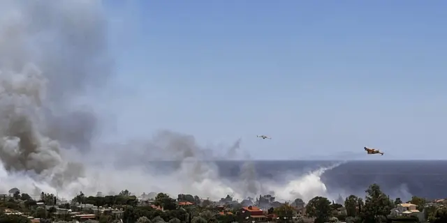 Incendio forestal obliga evacuaciones en Grecia