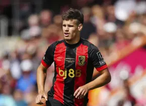 Liverpool firma a Milos Kerkez como nuevo lateral izquierdo