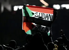 Artista del Super Bowl acusado por invadir campo con bandera de Sudán y Gaza Libre