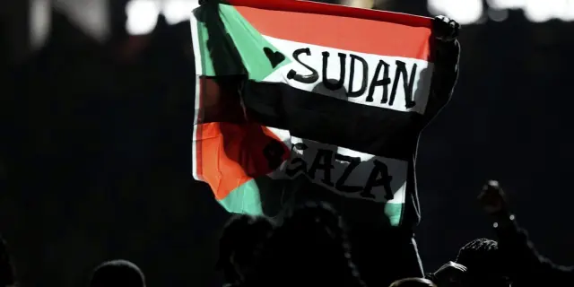 Artista del Super Bowl acusado por invadir campo con bandera de Sudán y Gaza Libre