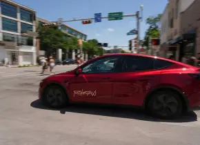 Ventas de Tesla continúan en picada