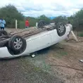 Vuelca conductor en supercarretera