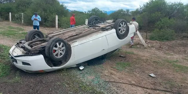 Vuelca conductor en supercarretera