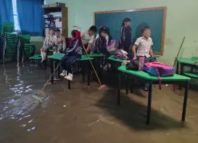 Inundación en primaria de Acolman deja a alumnos atrapados en salones