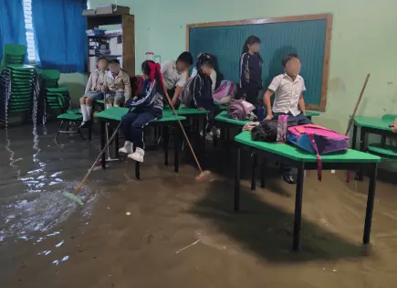 Inundación en primaria de Acolman deja a alumnos atrapados en salones