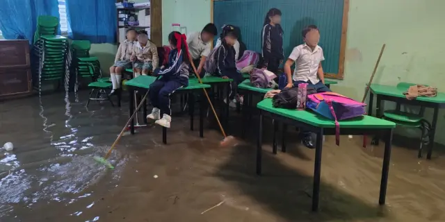 Escuela se inunda en Acolman