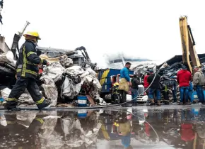 Incendio en bodega de reciclaje en Atizapán fue causado por un rayo