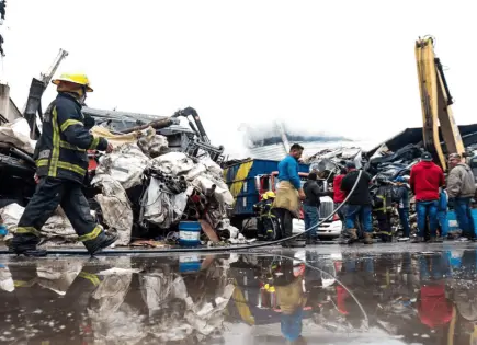Incendio en bodega de reciclaje en Atizapán fue causado por un rayo