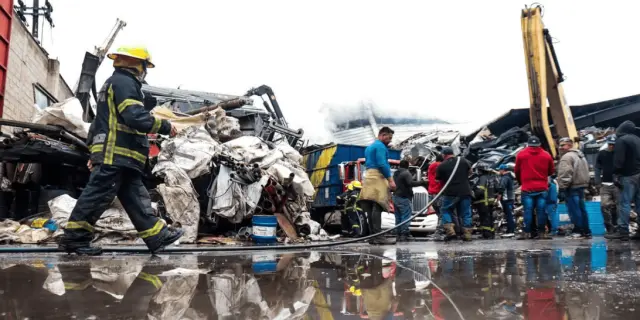 Incendio en bodega de reciclaje en Atizapán fue causado por un rayo