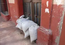 Vecinos de Pozos rellenan costales con arena por pron&oacute;stico de lluvias