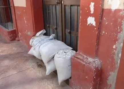Vecinos de Pozos rellenan costales con arena por pronóstico de lluvias
