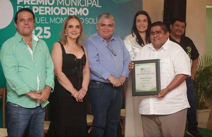 Obtiene Daniel Vázquez otro premio periodístico