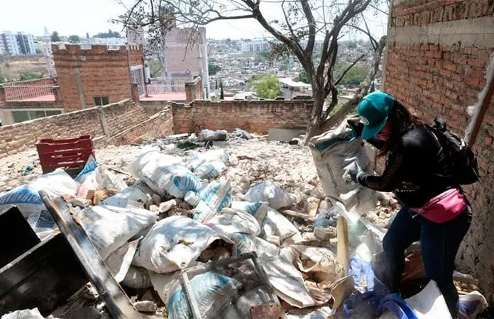 Hallan 35 cuerpos en fosa
