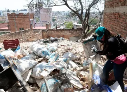 Hallan 35 cuerpos en fosa