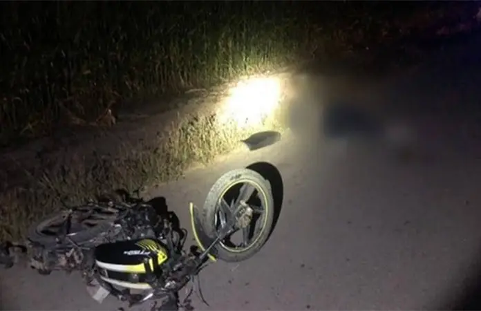 Muere motociclista al derrapar