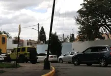 Temen a riesgoso poste inclinado en glorieta de Alamitos