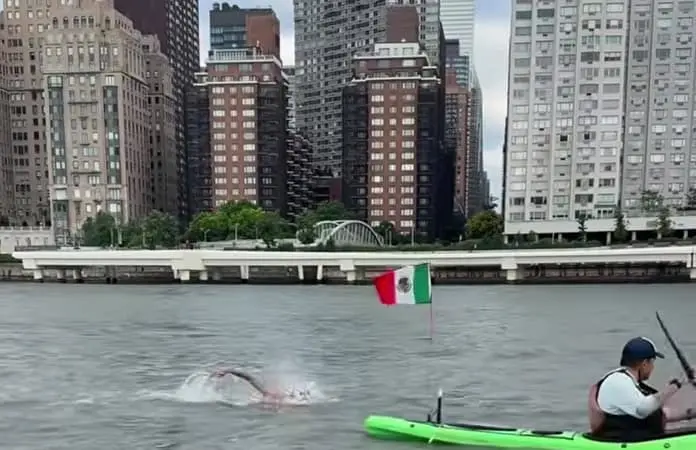 Vallense rompe récord mundial de nado en aguas abiertas