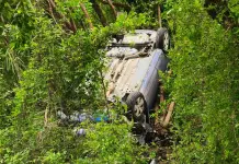 Se despistan conductores en Ciudad Valles; uno queda volcado