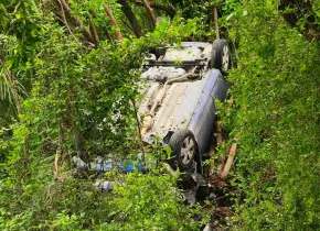 Se despistan conductores en Ciudad Valles; uno queda volcado