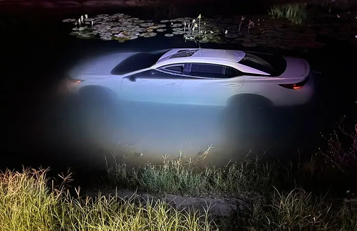 Auto cae a canal de la Media Luna