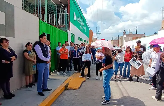Estudiantes piden cese de director de Becene