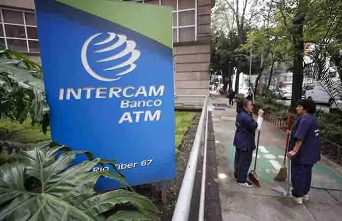 Fitch reduce la calificación de tres financieras