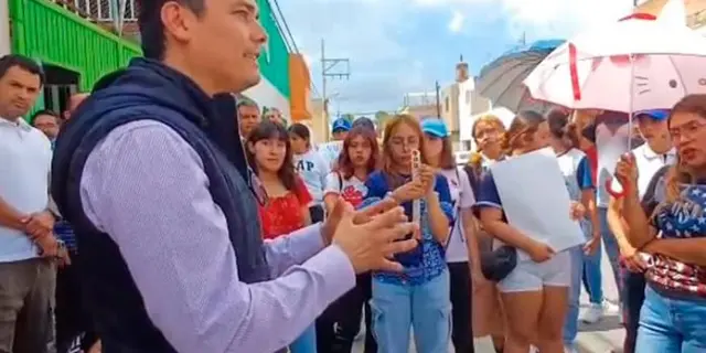 Video | Increpan alumnos de la Normal al nuevo director