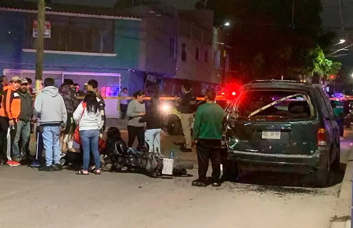 Muere joven en moto al chocar contra camioneta