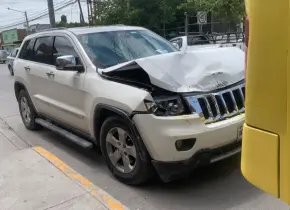 Estampa su camioneta contra unidad de la Ruta 20