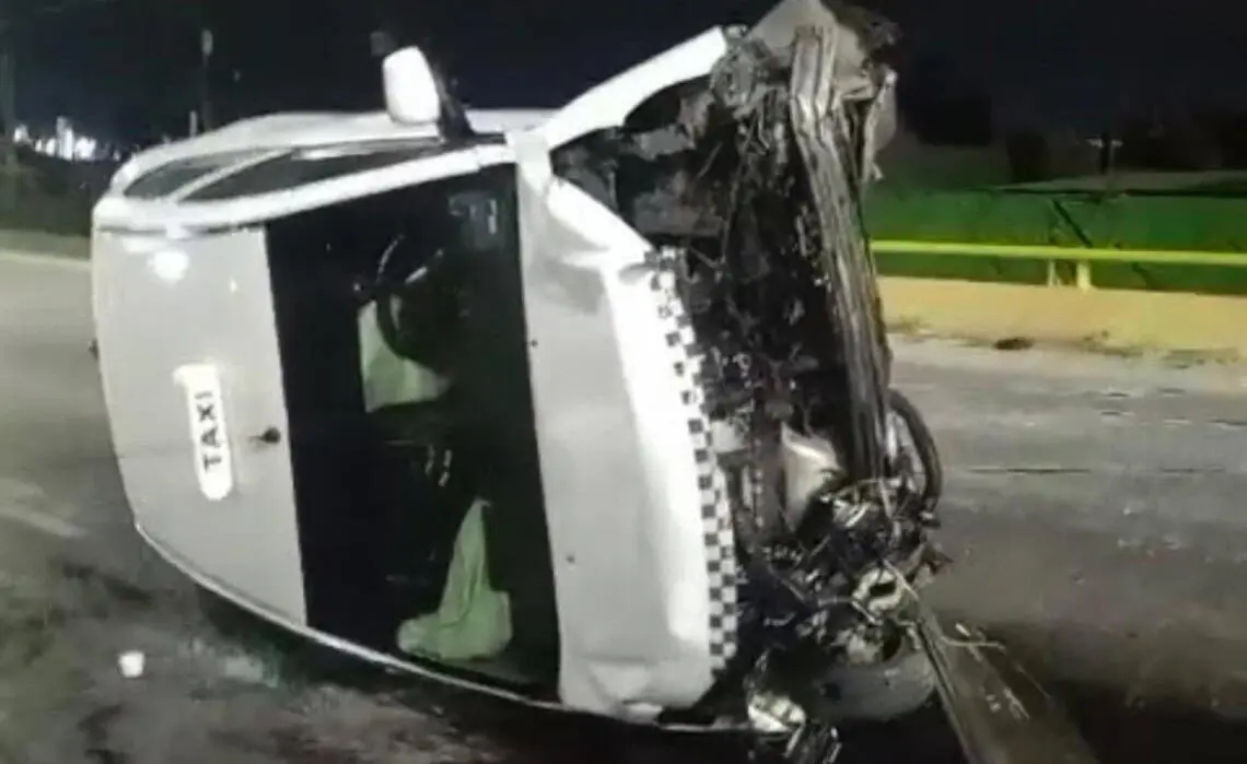 Taxista se estrella en contención de puente en Circuito Potosí